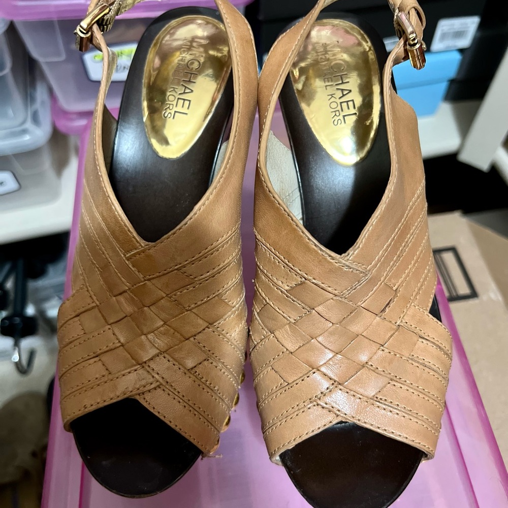 Open toe, platform sandals.